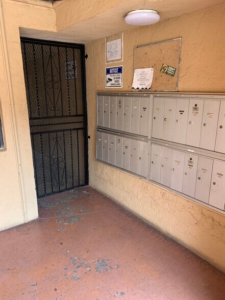 Building Photo - 1335 W 68th St