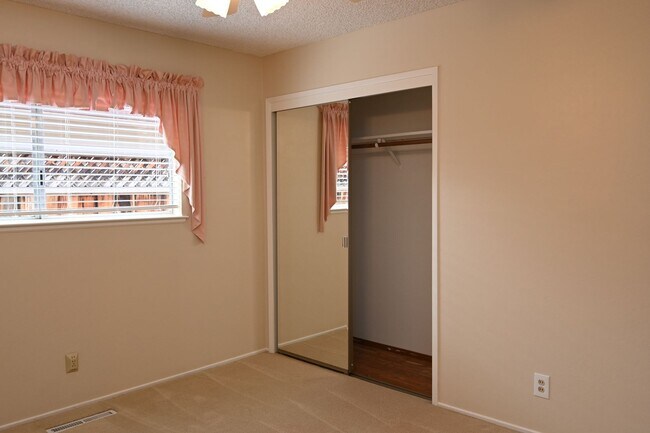 Building Photo - Prime Willow Glen, Just In Time for the Ho...