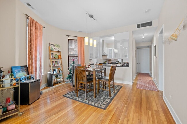 Building Photo - 624 N May St