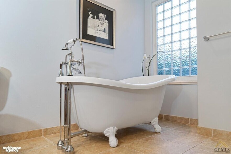 Bathtub - master bath. - 2323 Easthills Dr