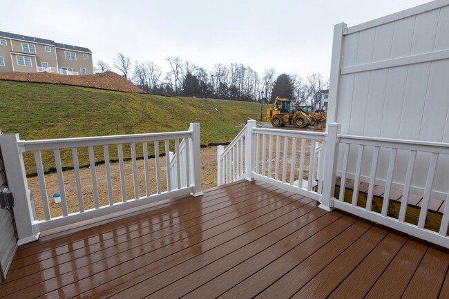 Building Photo - Luxury Townhomes!