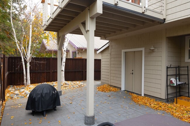 Building Photo - Remodeled & Charming 4 bed/3 bath w/ Yard and Hot Tub