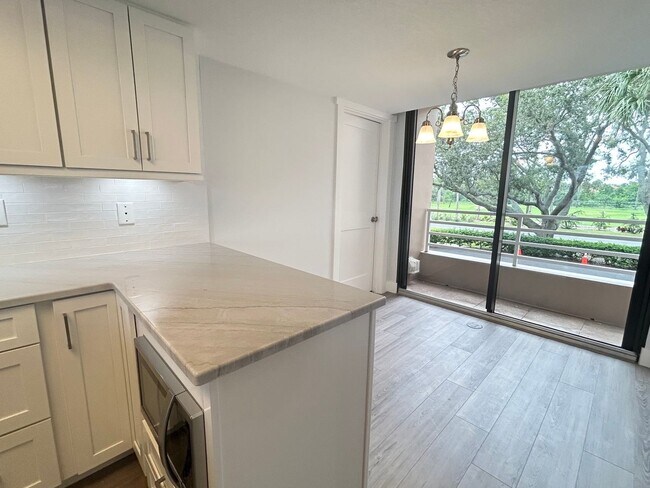 Building Photo - Beautifully Remodeled 2/2 Waterfront Unit in Gated Community!