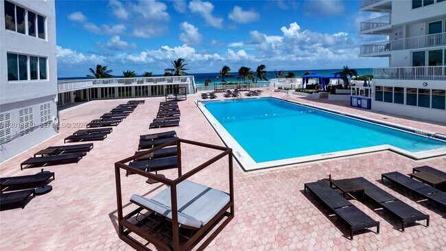 Building Photo - 5401 Collins Ave