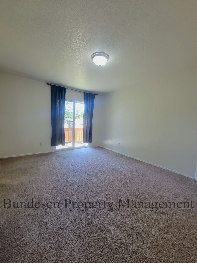 Building Photo - 5 Bedrooms  Desirable Westside Petaluma !