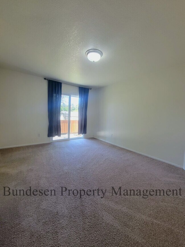 Building Photo - Spacious Westside 5BR Home in Petaluma - E...