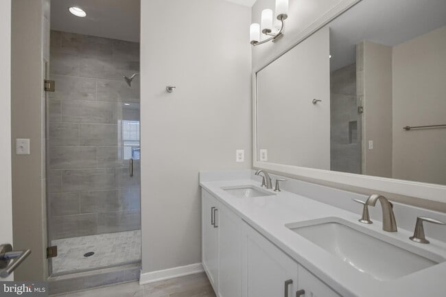 Building Photo - 621 Parkside Pl NE