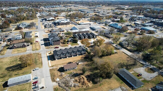 Building Photo - 112 W 2nd St
