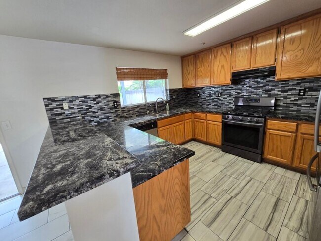 Building Photo - Bright & Spacious Woodland Home with Functional Layout 3 bed/2.5 bath