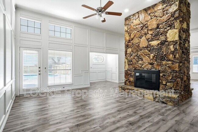 Building Photo - 2212 Valcourt Dr