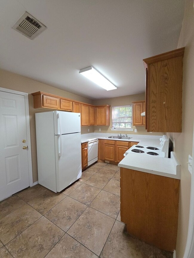 Building Photo - 401 E 11th St