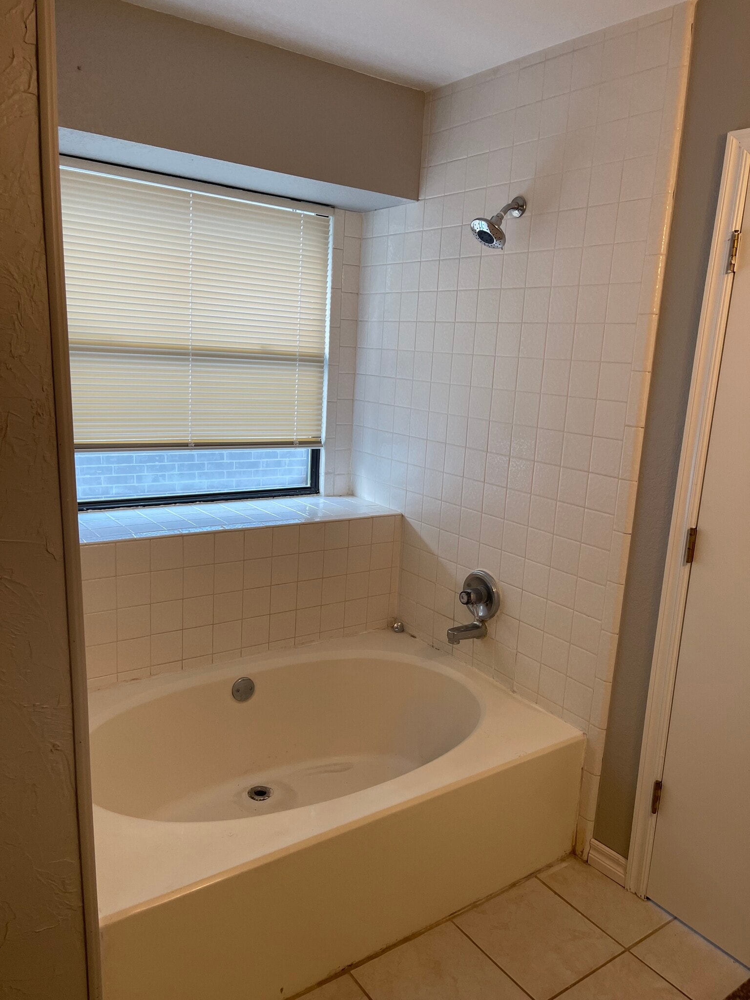 master bathtub - 1309 Grand Mnr