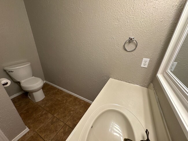 Building Photo - 3 Bedroom! 2 Baths! 2 Car Garage!  Kickapo...