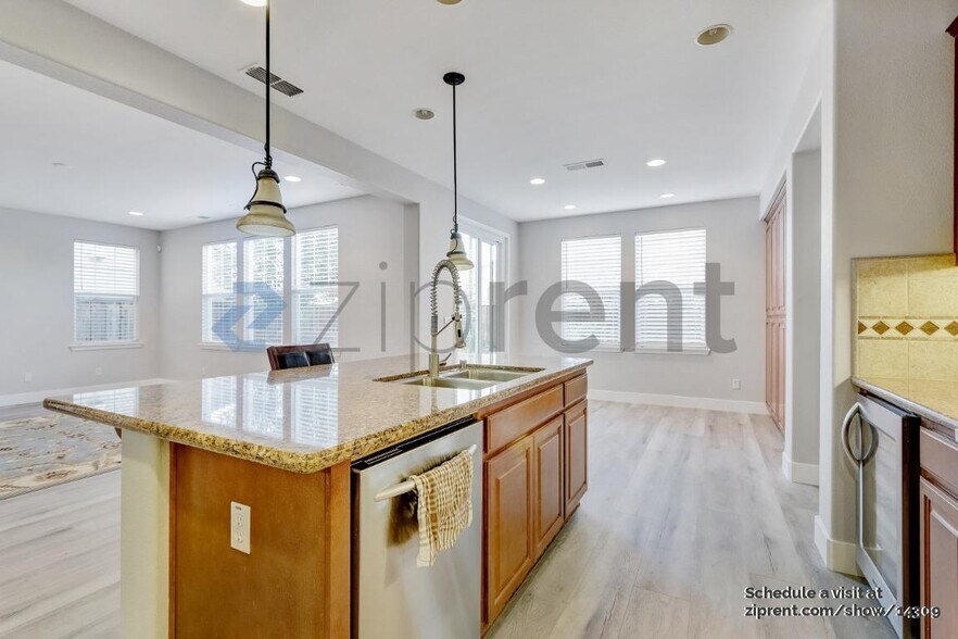 Building Photo - 360 S Sonrisa St