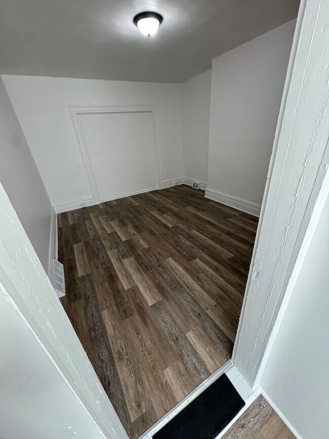 Building Photo - Enormous Completely Updated 4-Bedroom 1-Bath House w/ Flat Yard!!!