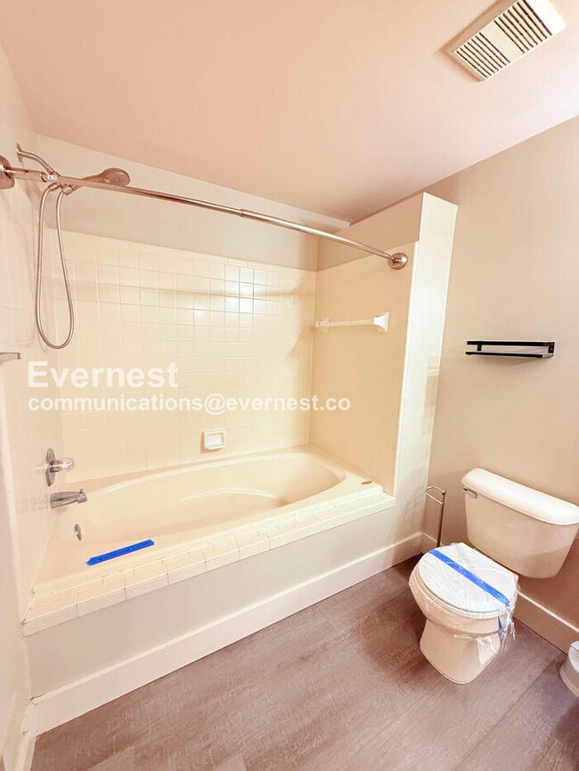 Building Photo - 1660 Brookdale Dr