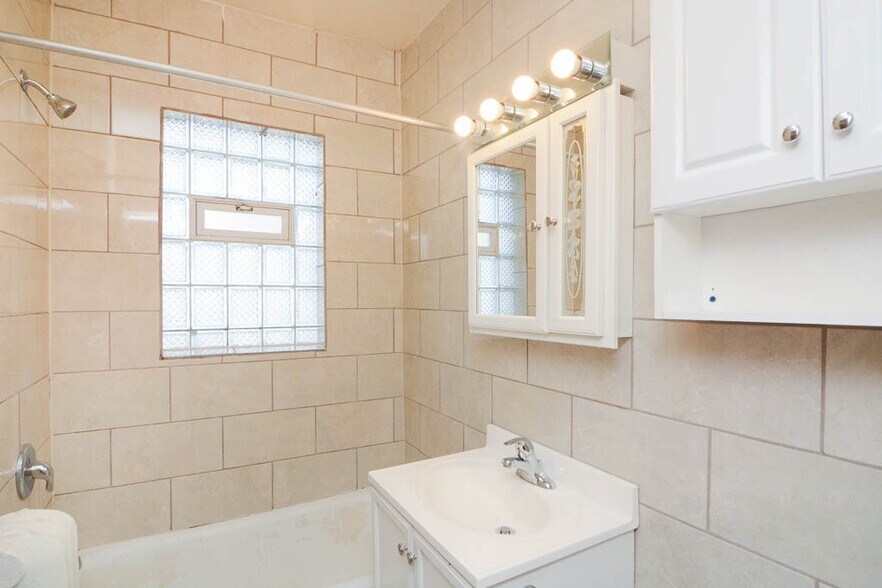 Building Photo - 4232 N Paulina St