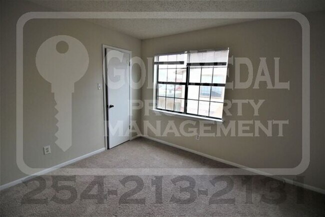Building Photo - 3709 Hereford Ln