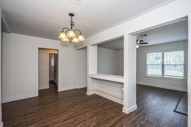 Building Photo - 2 Bed/1 Bath Home Near OCU!