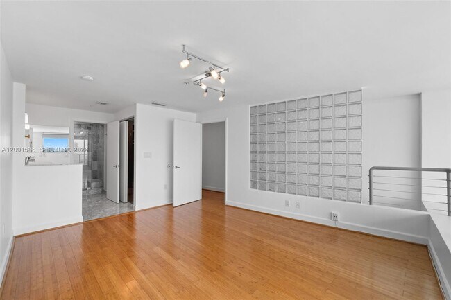 Building Photo - 2000 Bay Dr