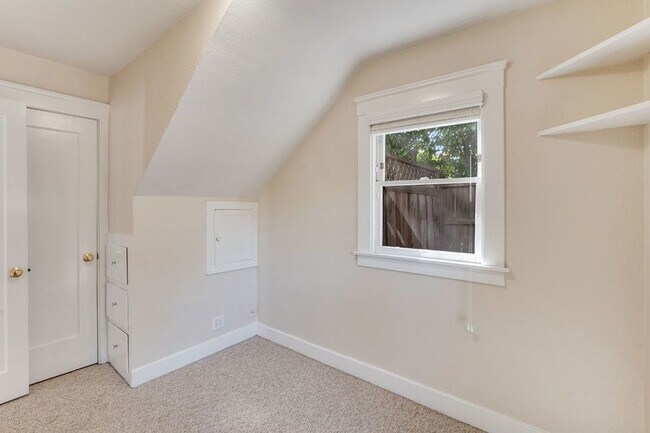 Building Photo - 332 Waverley St