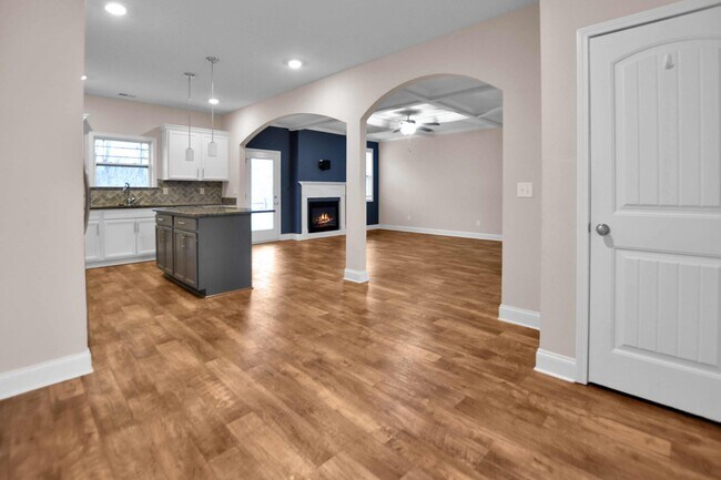 Building Photo - Pet Friendly Five Bedroom!