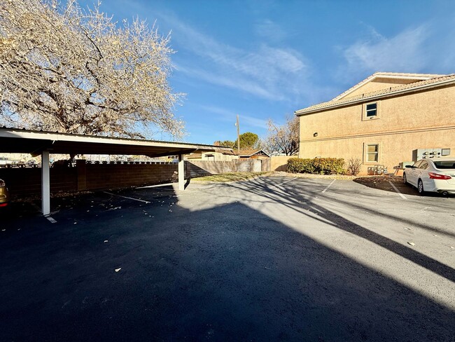 Building Photo - Adorable 3-BR Parkside Townhome