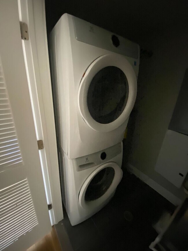 Building Photo - 1642 Cambridge St