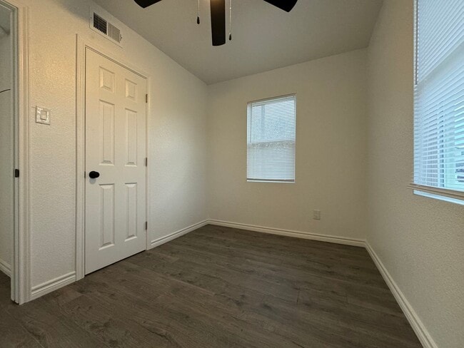 Building Photo - $895 AND BY FORT HOOD!!!  WATER & TRASH IN...