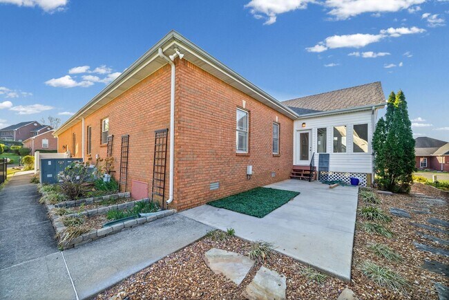 Building Photo - 3 Bedroom 2 Bath Pet Friendly Home For Rent with Community Pool Access!