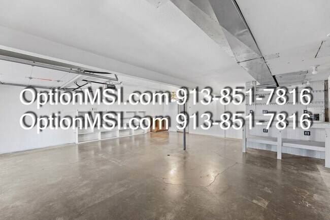 Building Photo - Country Charm Just Minutes From Lawrence!