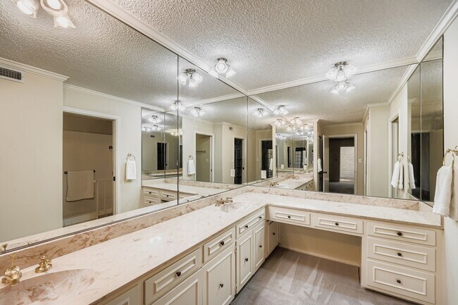 Building Photo - Spacious 3-Bed Townhome in Northwest Hills – Over 3,200 Sq Ft with Courtyard & 2-Car Garage