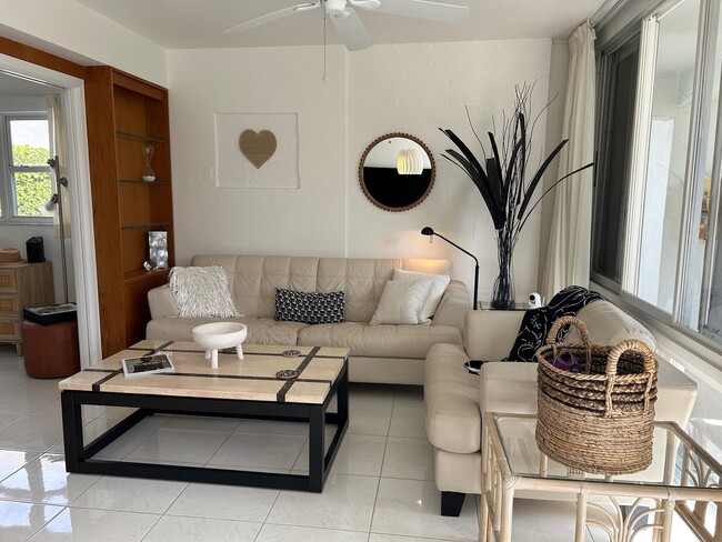 Building Photo - 1221 Hillsboro Mile