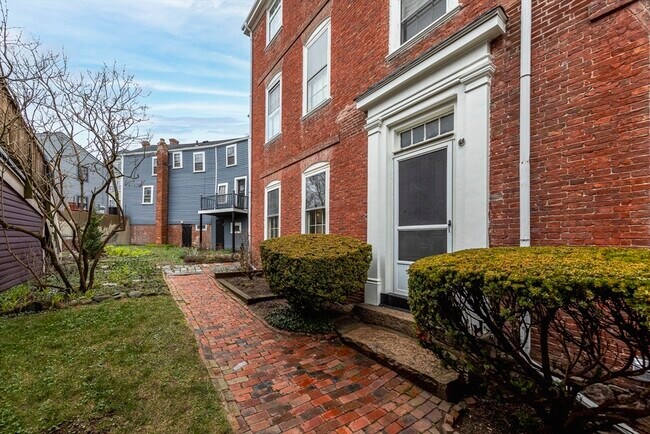 Building Photo - 137 Washington St