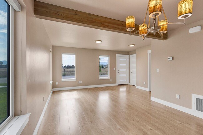 Building Photo - 3 Bed 2.5 Bath Townhome With Garage | $2,6...