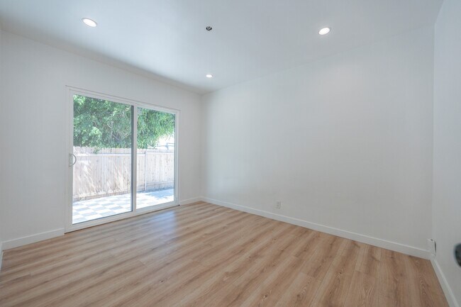 Building Photo - 7514 Woodley Ave
