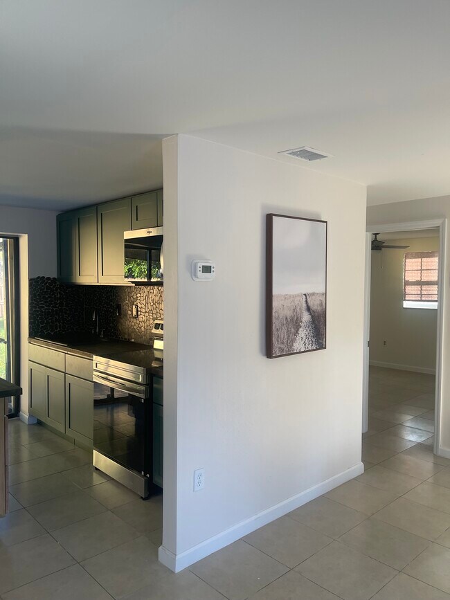 Building Photo - 2019 Bayshore Gardens Pkwy