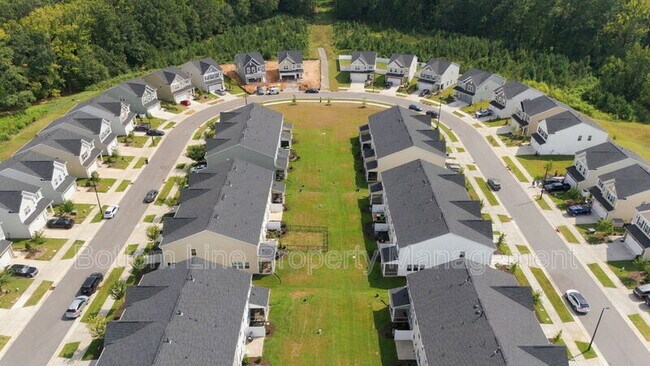 Building Photo - 5811 Woodlawn Dr