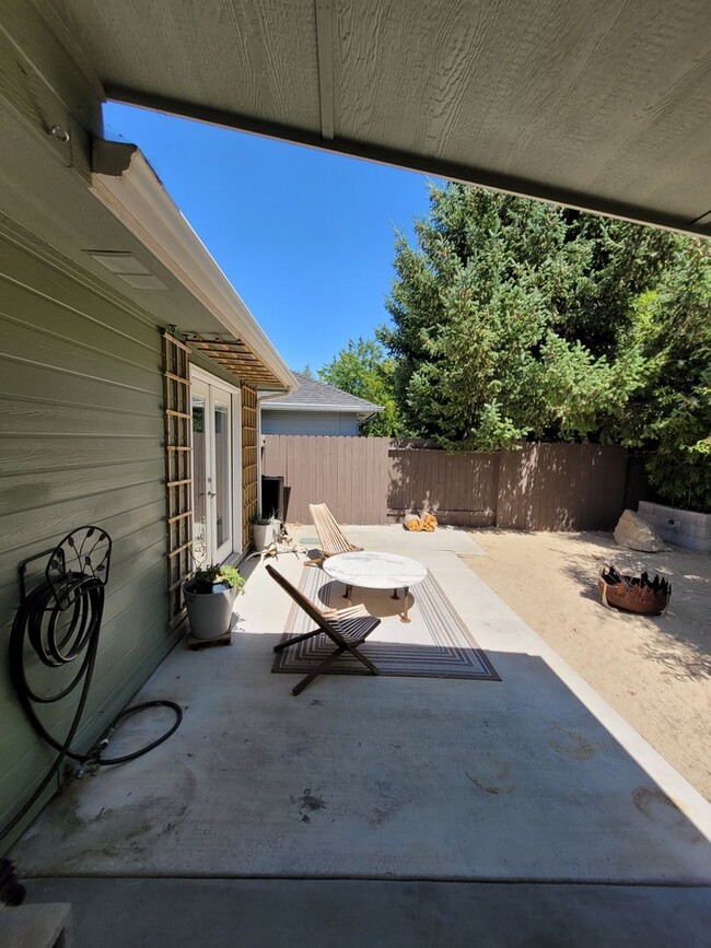 Building Photo - Stunning Home with Hot Tub with Detached O...