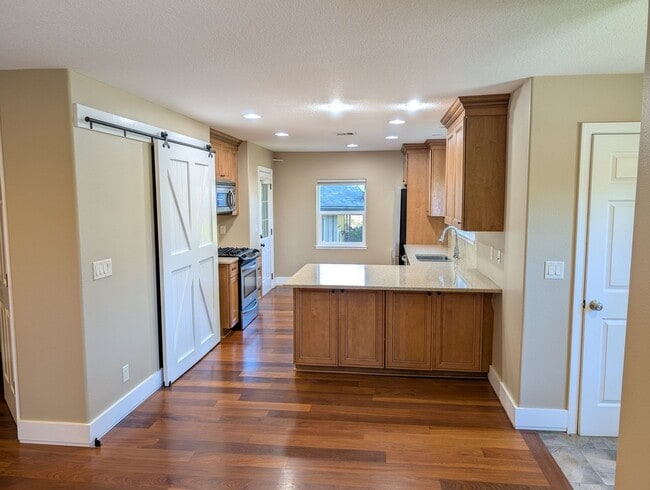 Primary Photo - Serene Multnomah Village Living with Gener...