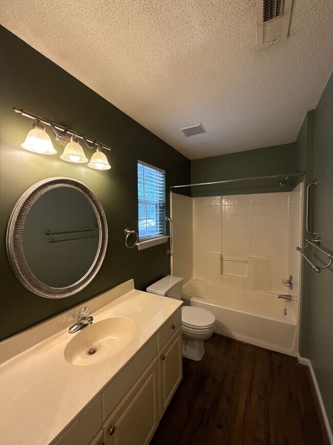 Building Photo - 3-Bedroom Home close to University!