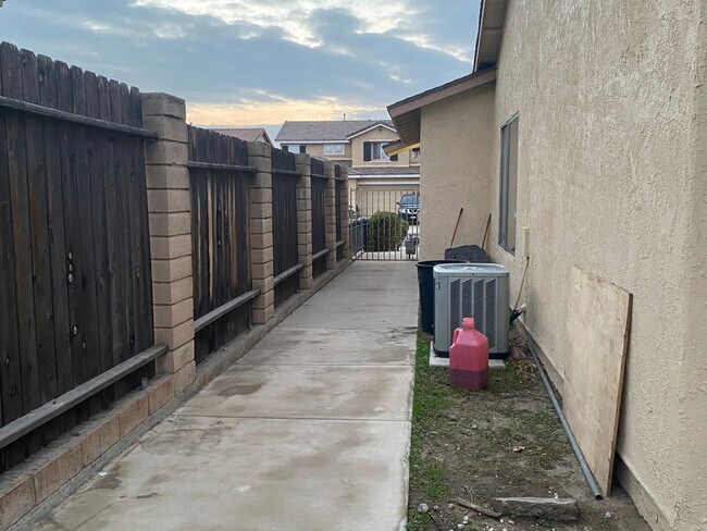 Building Photo - Single Story Upgraded Home in Fontana