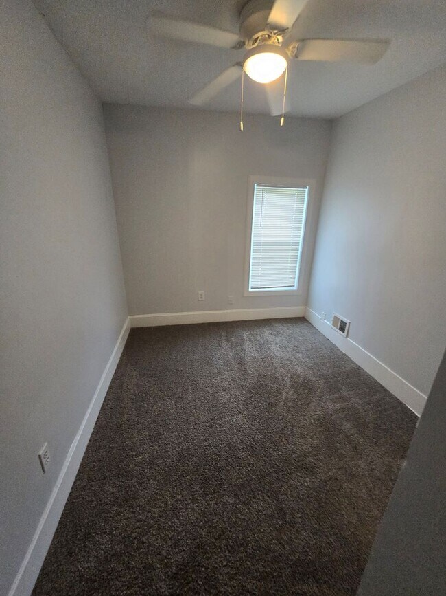 Building Photo - 3 BEDROOM SINGLE FAMILY