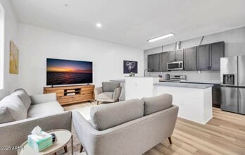 Building Photo - 842 S Farmer Ave