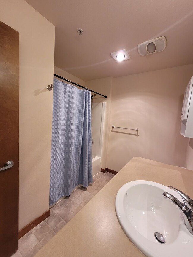 Building Photo - Tranquil One Bedroom Condo in central location - Gladstone