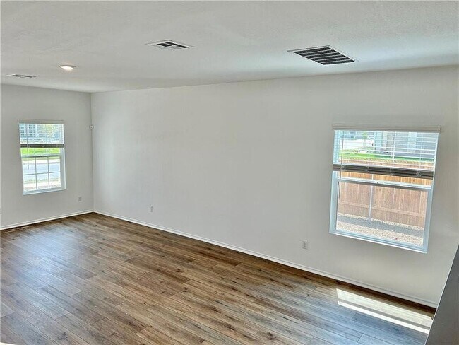 Building Photo - 290 Silver Glen Dr