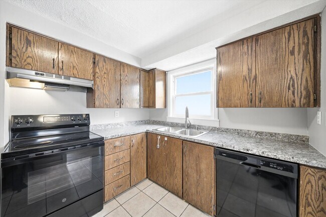 Building Photo - 77 Merrow St