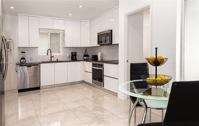 Building Photo - 2555 NE 202nd St