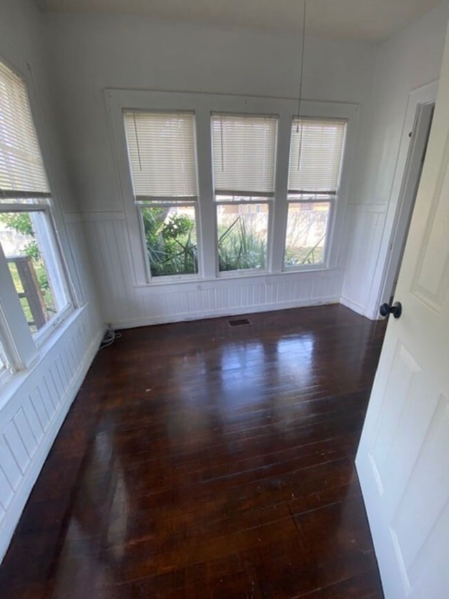 Building Photo - 3 Bed 1 Bath Home | Pet Friendly | Washer Dryer Hook Ups & Central Air | Section 8 Welcome