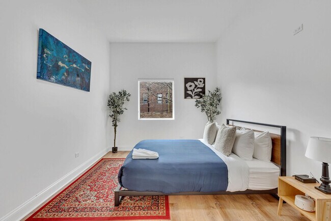 Building Photo - 3448 N Clark St